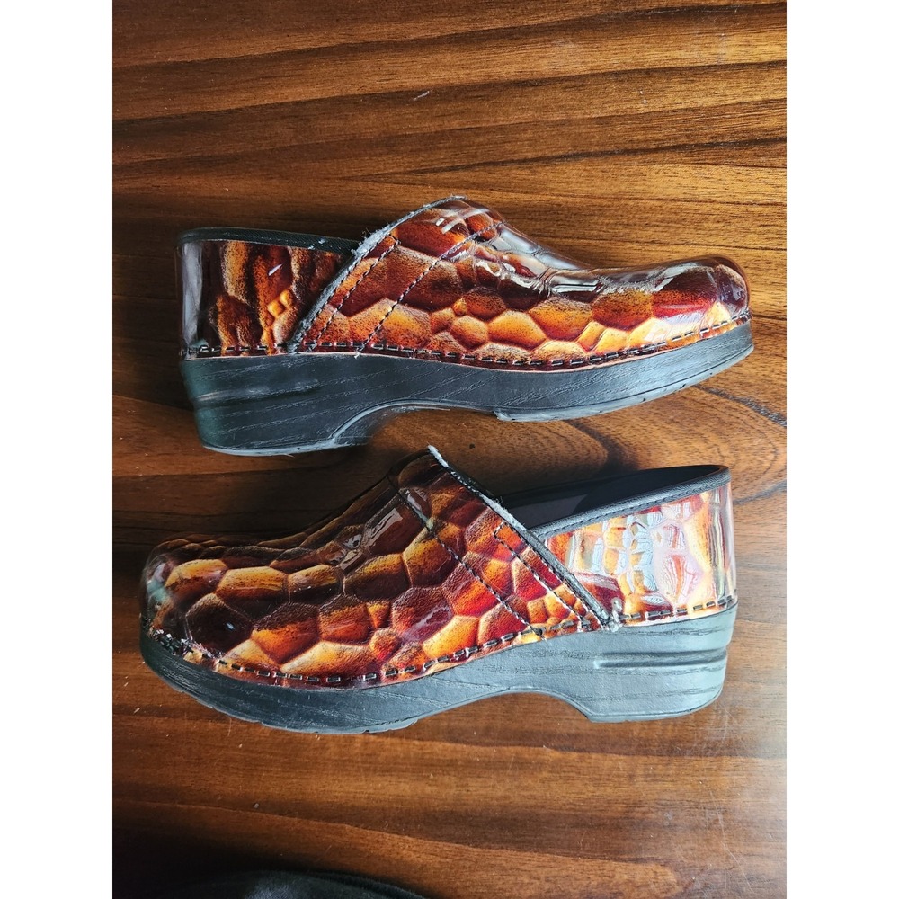 EXCLUSIVE Dansko Women's Size 39 Brown Snake Pattern Patent Clog Shine